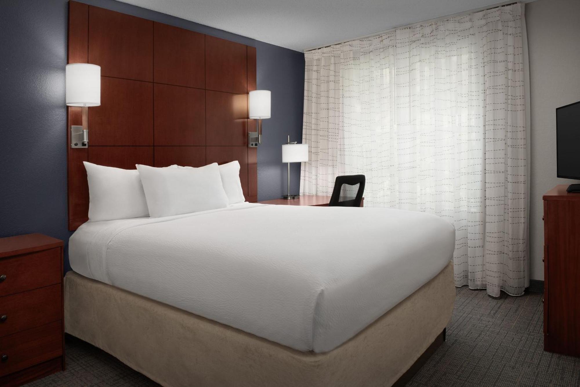 By Marriott Airport Hotel