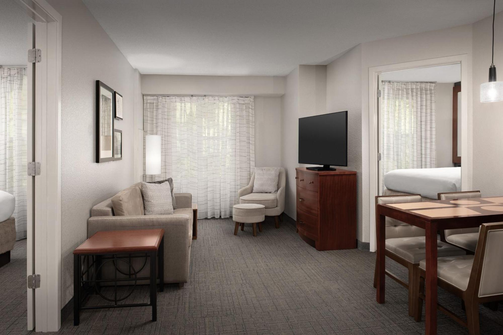 Hotel By Marriott Airport