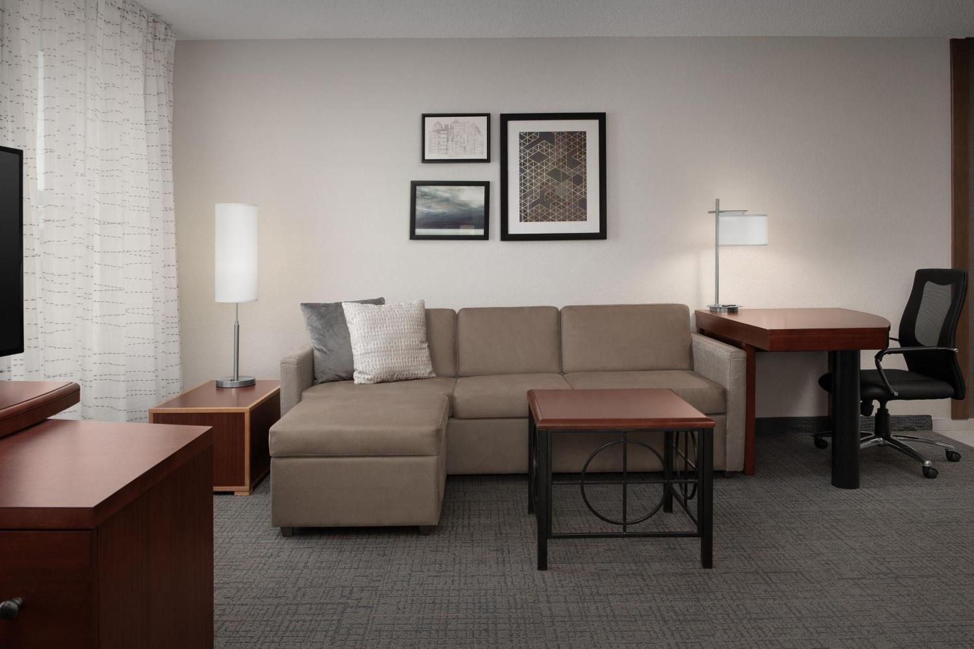 Hotel By Marriott Airport 3*