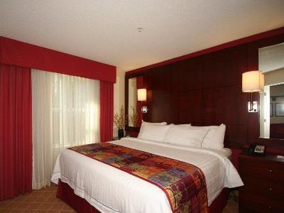 Hotel By Marriott Airport 3*